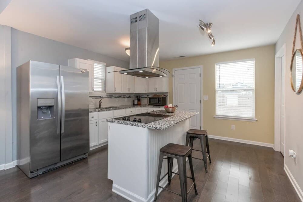 Beautiful 3BR2BA CozySuites |7 min to Lucas Oil