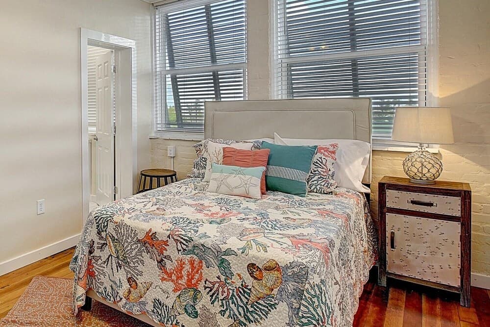 Beachhead Unit 7 Studio Bedroom Condo by Redawning