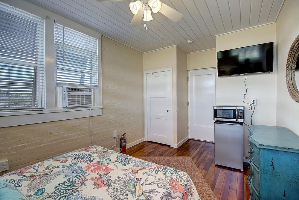Beachhead Unit 7 Studio Bedroom Condo by Redawning