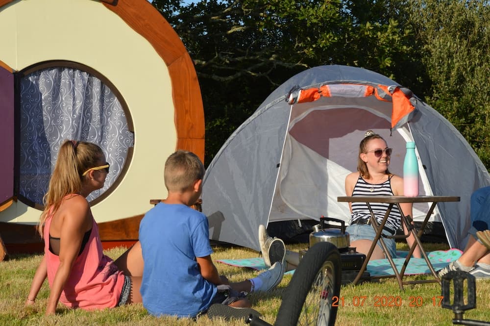 Secluded Meadow, Unique Shire Hut, Perfect Camping