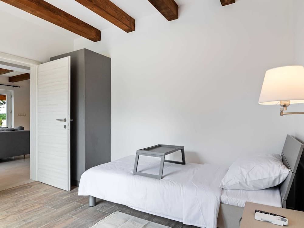 Quaint Holiday Home near Buzet with Terrace