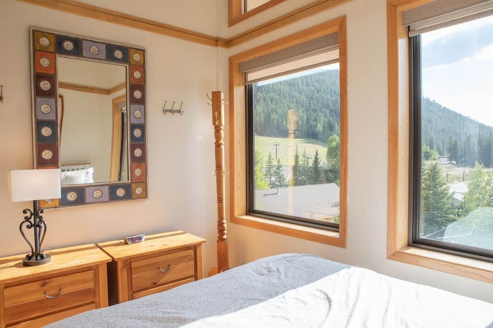 2800 Slopeside 2 Bedroom Condo by RedAwning