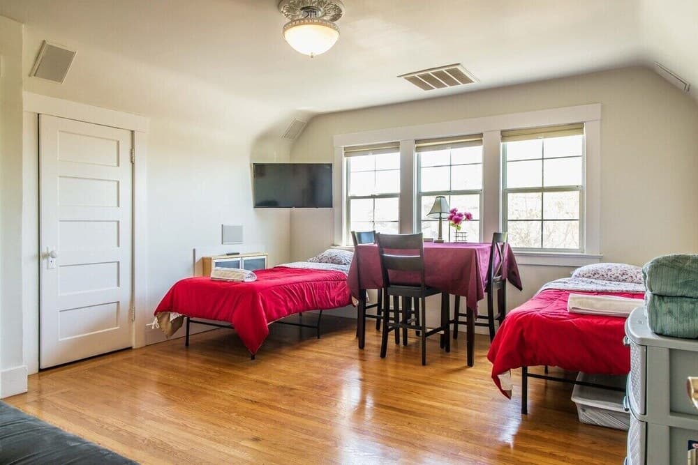 Large and Bright 3 Bedroom With Room For 7