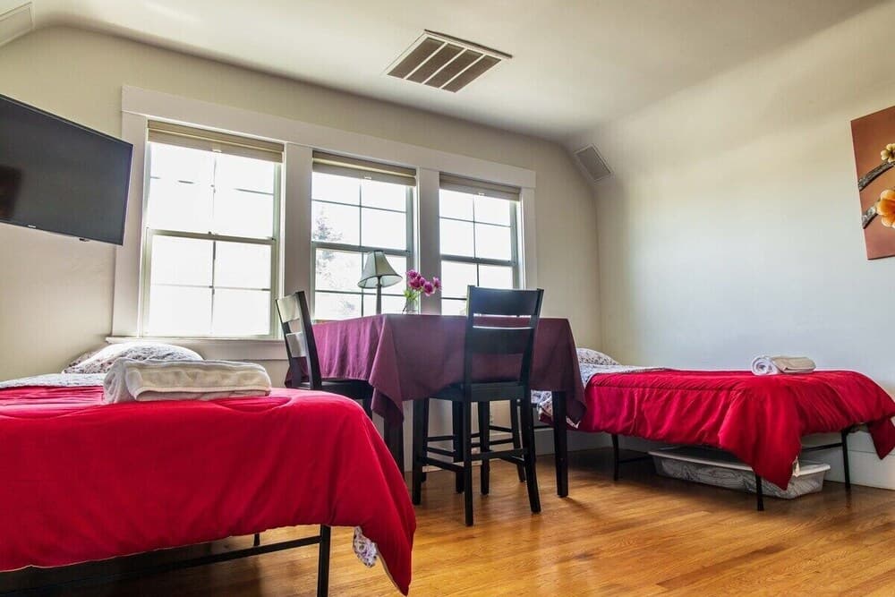 Large and Bright 3 Bedroom With Room For 7