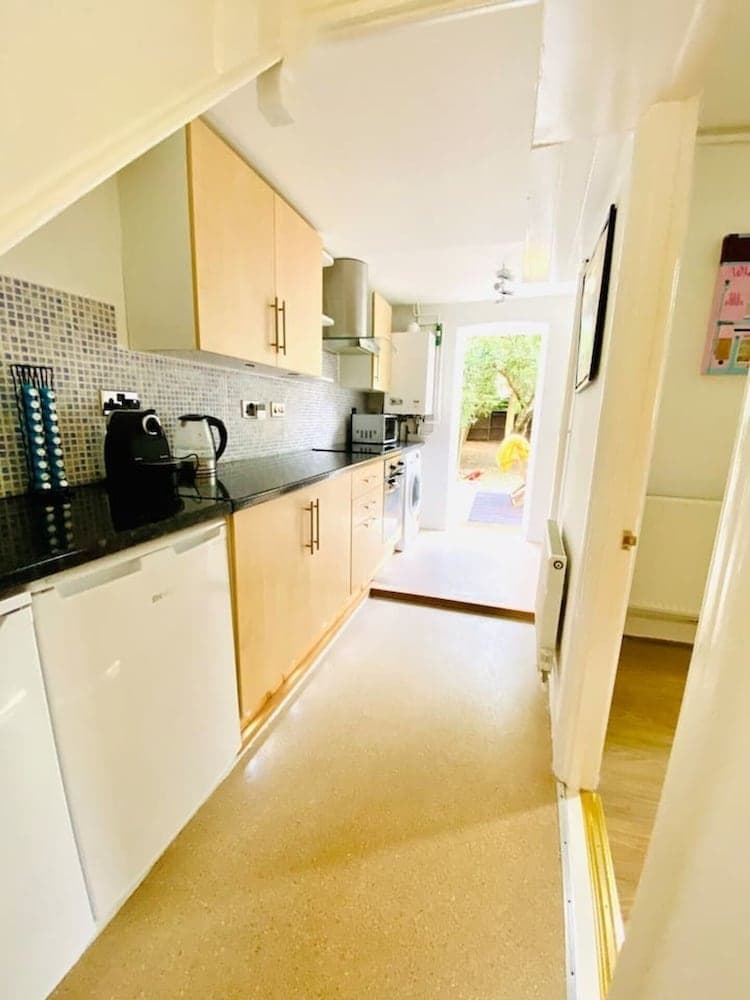 Beachfront Retreat With Panoramic Views Of The Bay