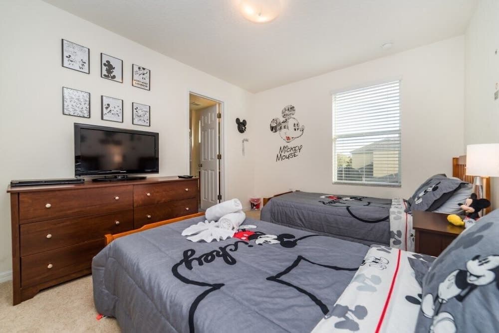 241 Las Fuentes Drive 6 Bedroom Home by Redawning