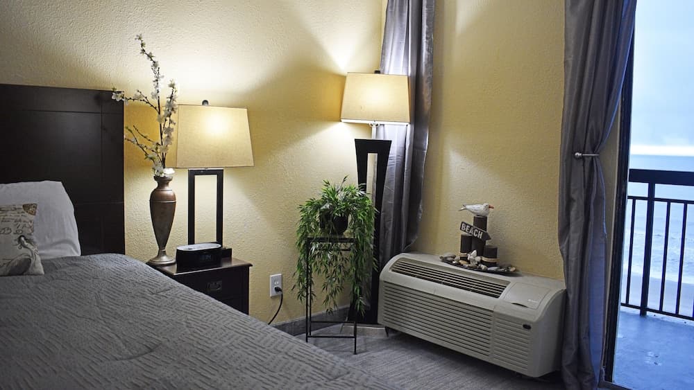 Sun N' Sand 608 Studio Bedroom Condo by Redawning