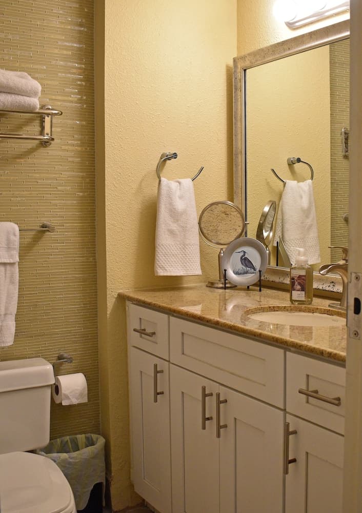 Sun N' Sand 608 Studio Bedroom Condo by Redawning