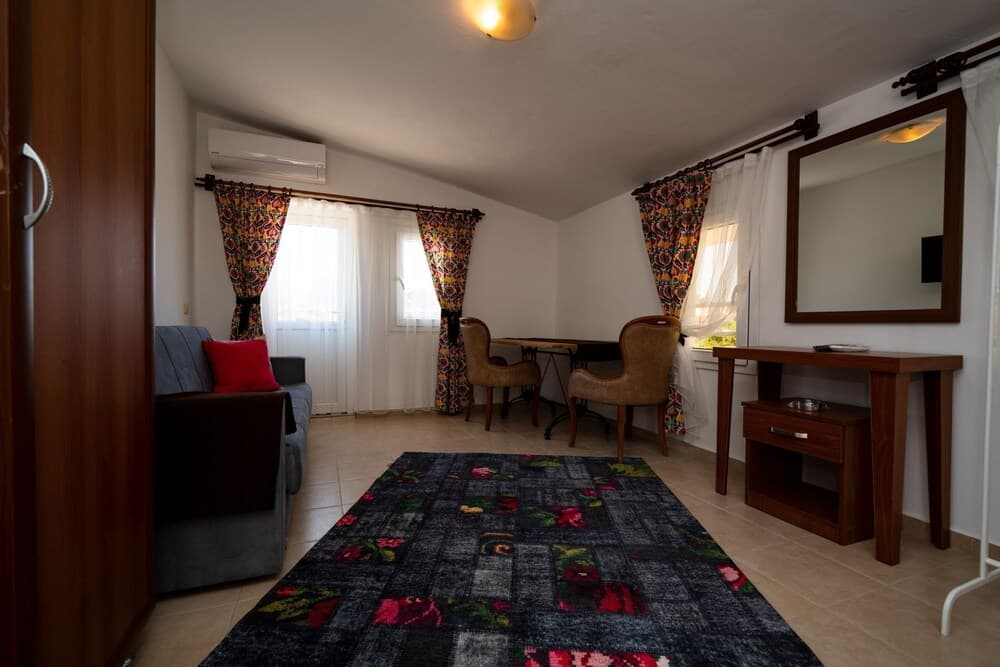 Esquire Hotels & Lounges