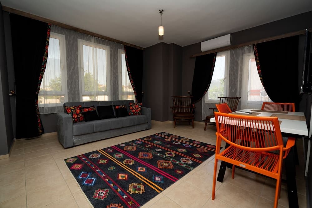 Esquire Hotels & Lounges