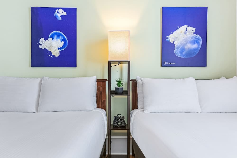 Spacious 5BR Urban Retreat with Balcony & Pool