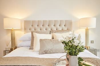 Modern Deluxe Leeds City Apt Balcony View