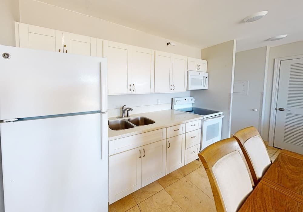 Sleek & Modern 32nd Floor Condo at the Waikiki Banyan - Free parking! by Koko Resort Vacation Rentals