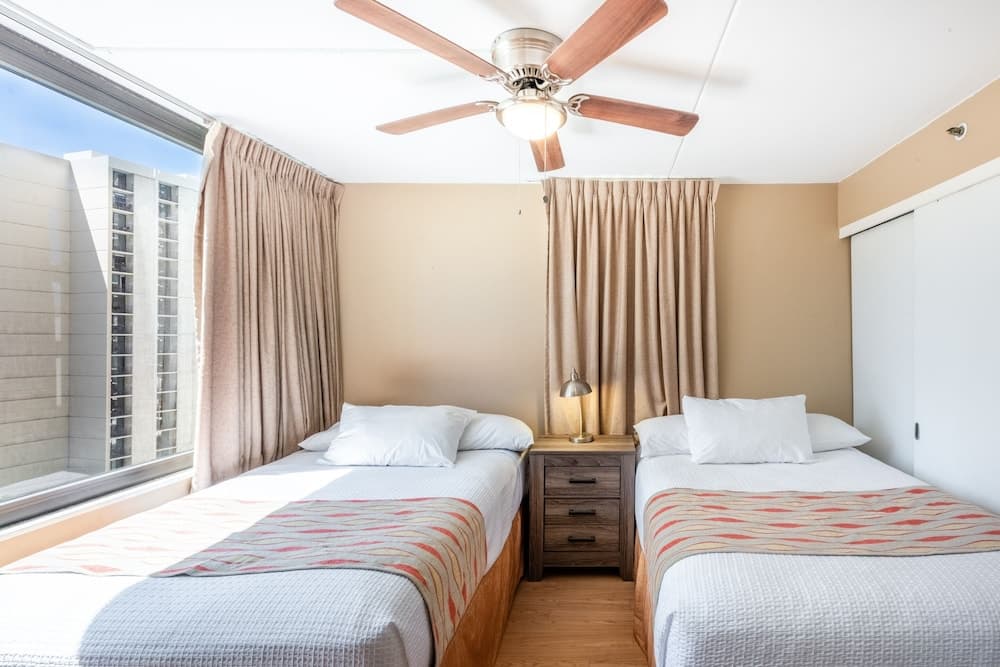 Spacious 14th Floor Corner Suite, Partial Diamond Head and Ocean Views, FREE Parking! by Koko Resort Vacation Rentals