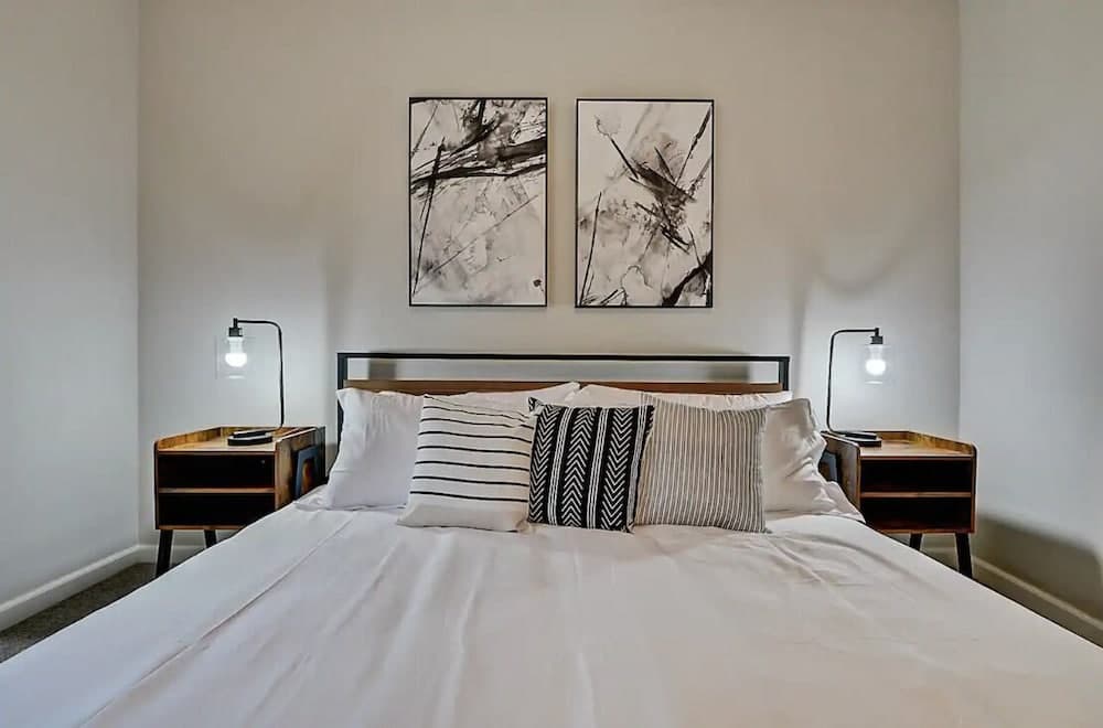 Spacious 6BR/3BA House w/ Parking! Sleeps 20!