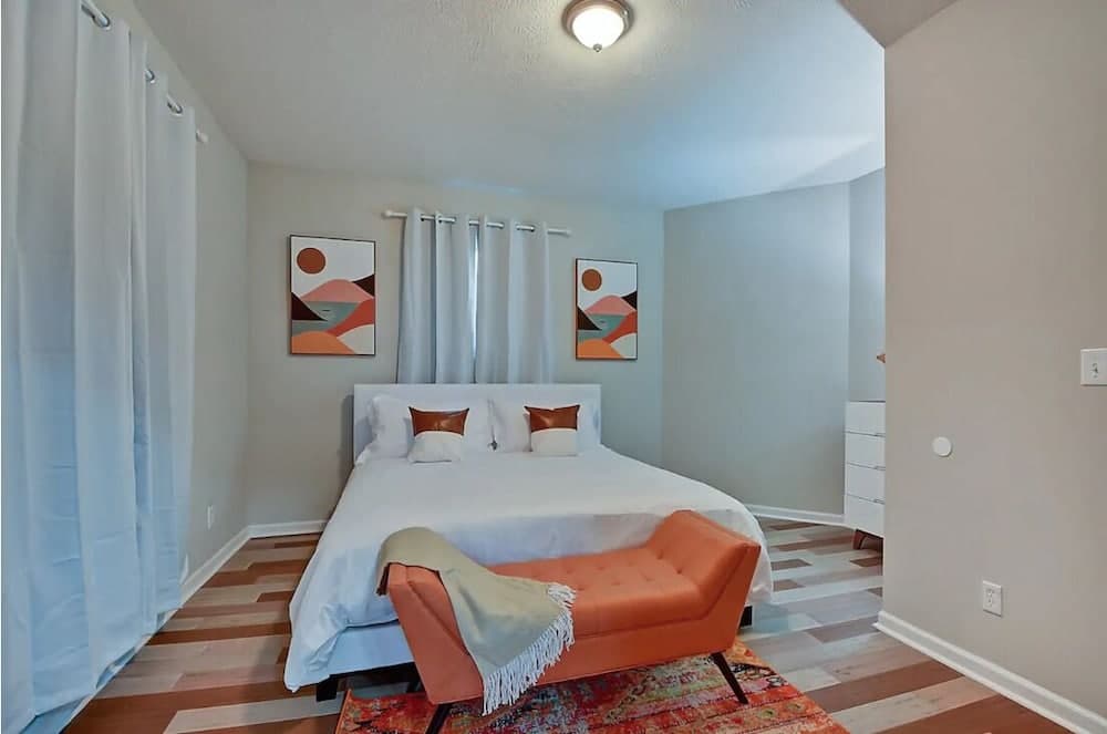 Spacious 6BR/3BA House w/ Parking! Sleeps 20!