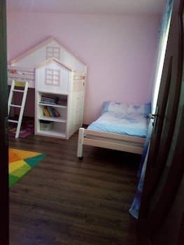 Family Friendly 2-bed Cottage in Periș