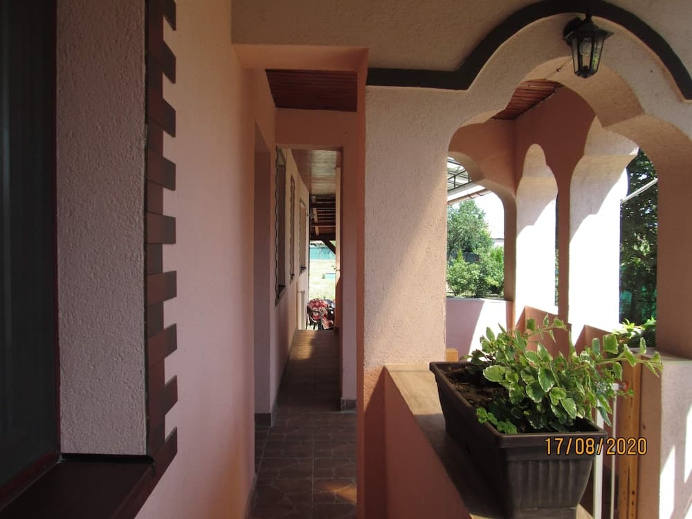 Family Friendly 2-bed Cottage in Periș