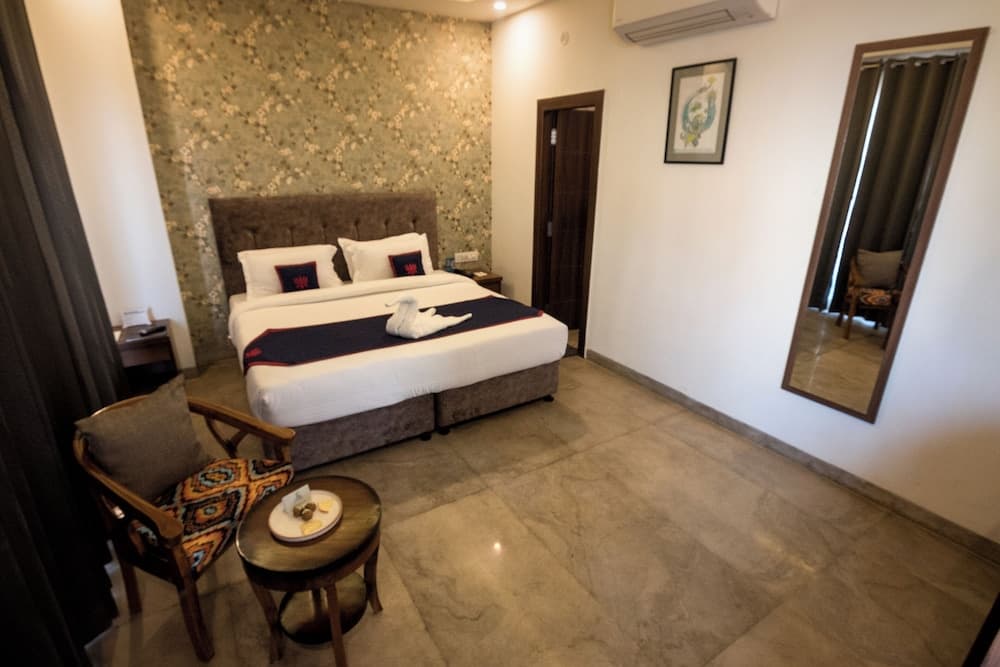 HOLYWATER Hotel by Ganga Kinare (150 mts from Ganga Ghat)