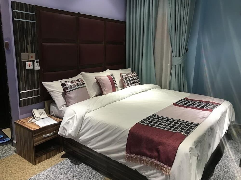 Royal Park Hotel and Suites