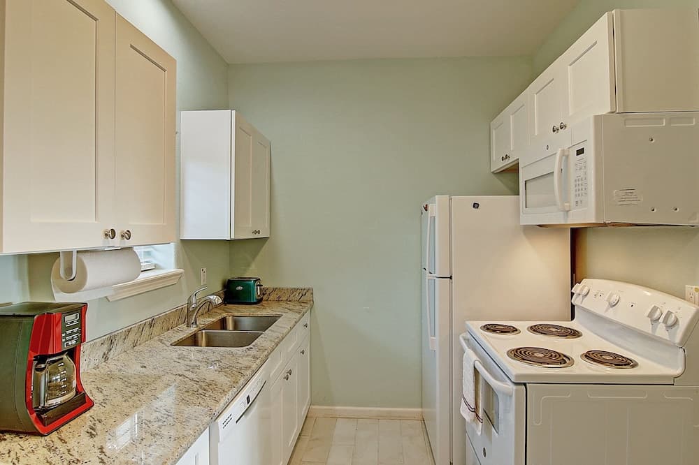 Captain's Quarters 1 Bedroom Condo by Redawning