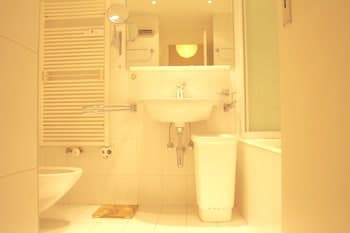 Spacious & Central - Rainbow B