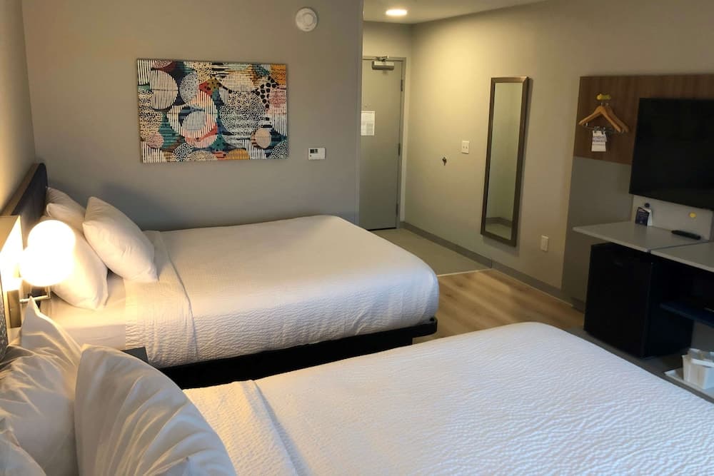 Microtel Inn & Suites by Wyndham Hot Springs