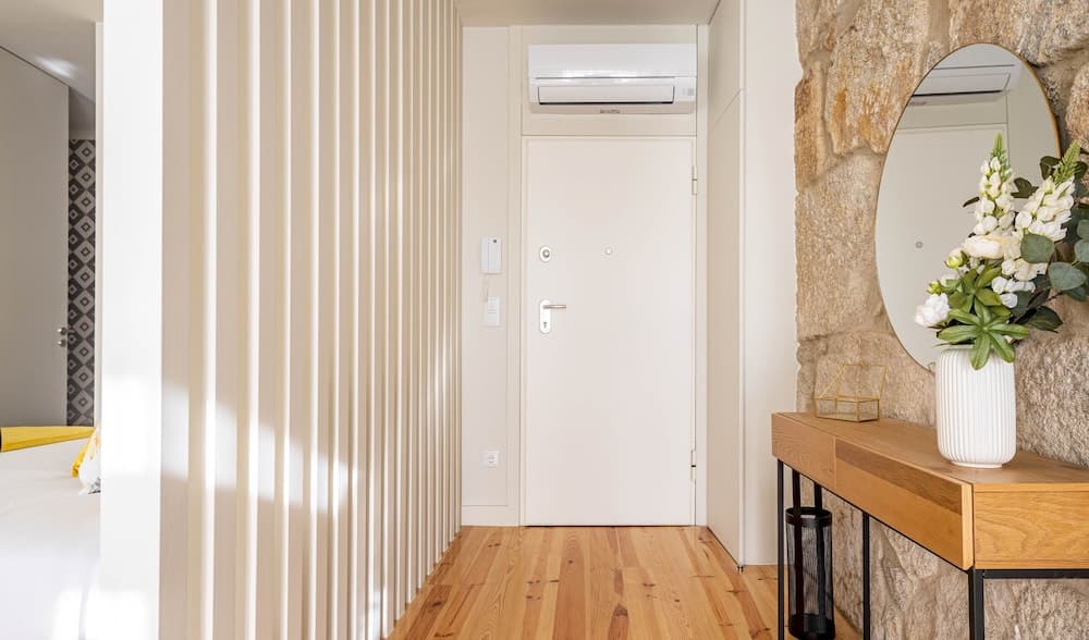 Bonja1 Light-filled Apartment w/ Balcony +AC