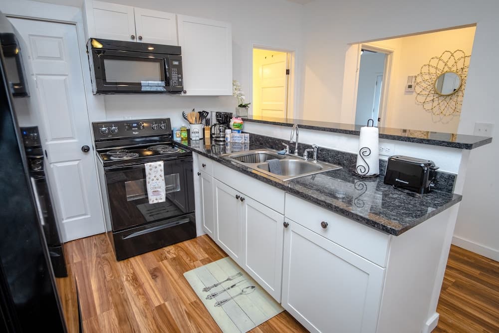 Downtown Remodeled Cozy 2br/1ba Home Sleeps 8