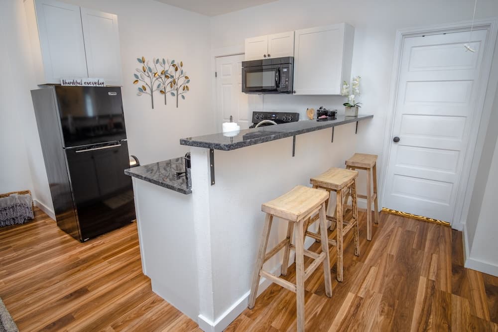 Downtown Remodeled Cozy 2br/1ba Home Sleeps 8