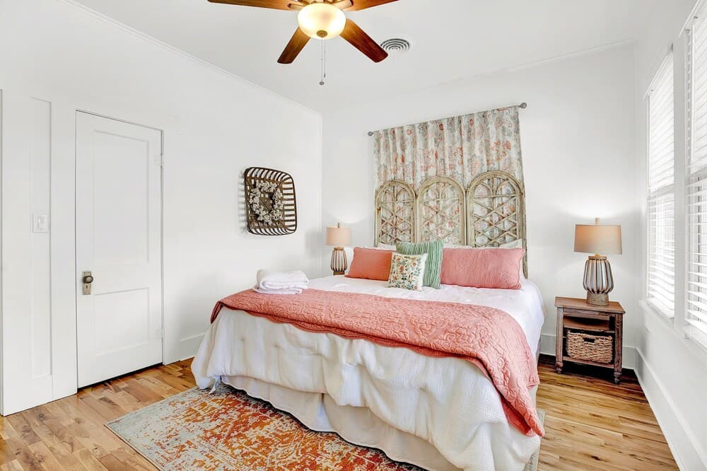 Luxurious Home Near Main With Fire pit and Outdoor Bar