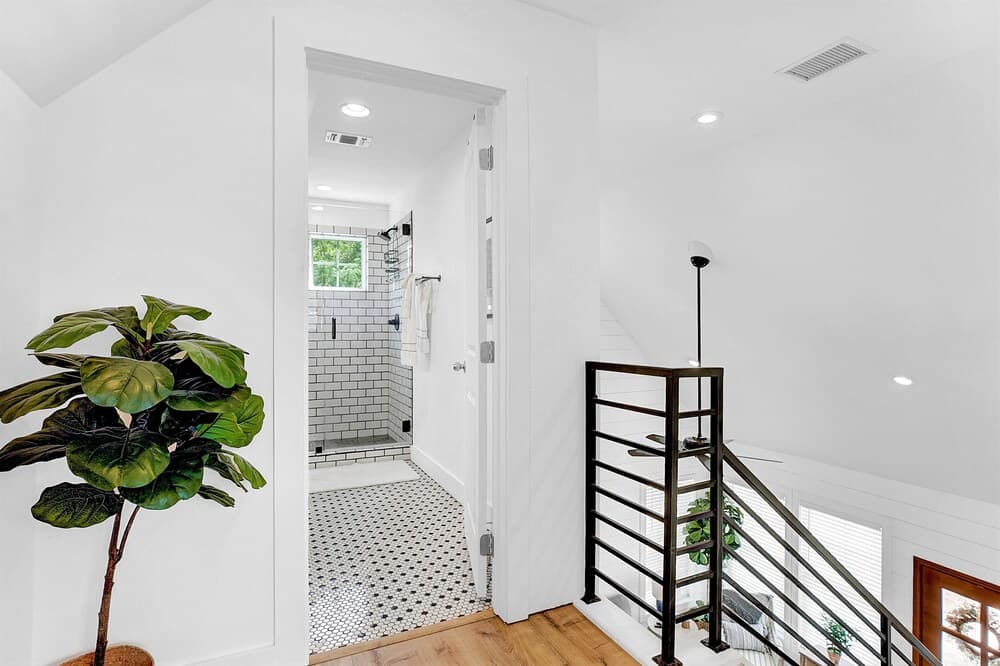 Stunning New Home With Hottub Two Blks From Main St