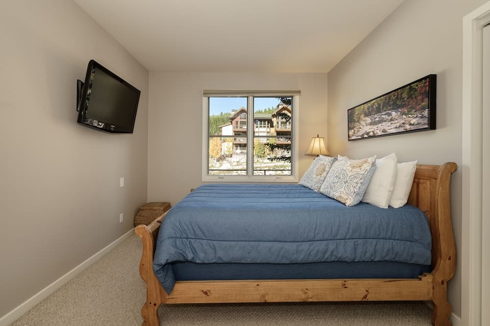 Trademark Condo Short Walk to Shuttle by RedAwning