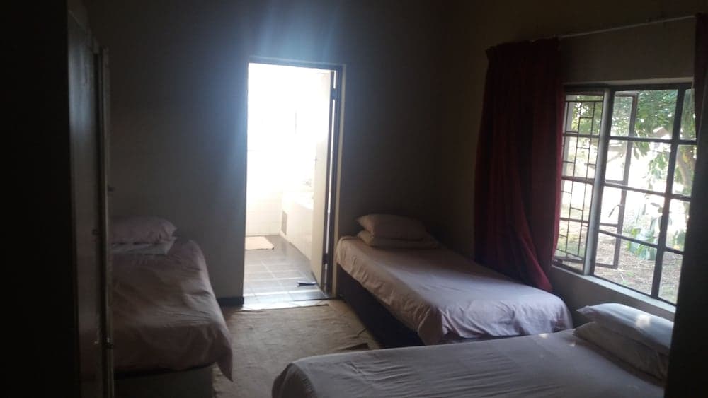 Room in Guest Room - Old Farmhouse for 3 in Limpopo Province