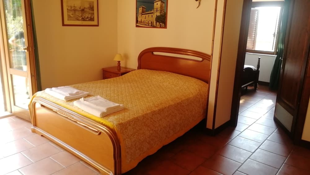 Apartment for 6 People in Villa Luzi Farmhouse