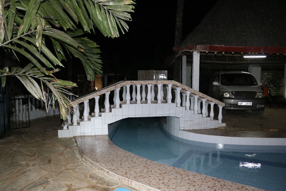Room-a Wonderful Beach Property in Diani