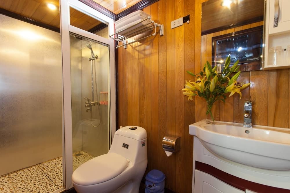 Halong Bay Cruise For Backpackers