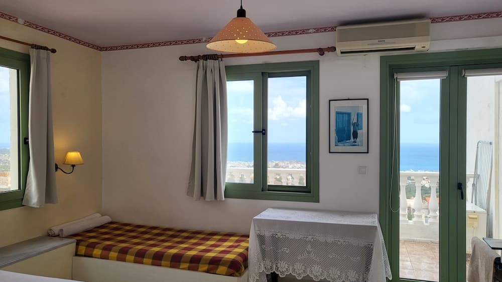 Studio Quiet And Peaceful And Very Relaxing With Kitchen, Shared Pool and Ac