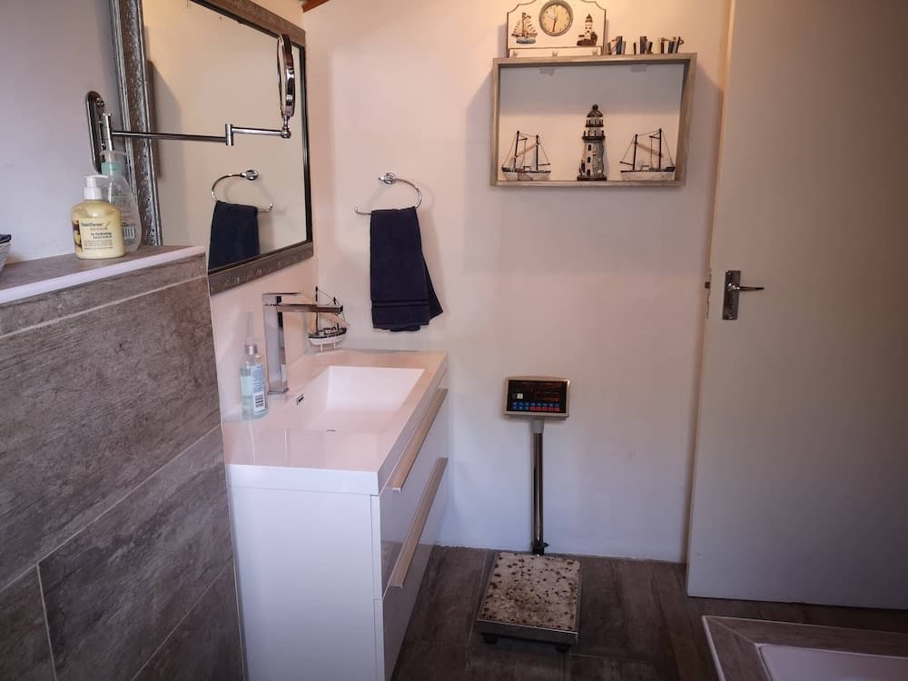 Room in Guest Room - Home Away From Home With Friendly Hosts