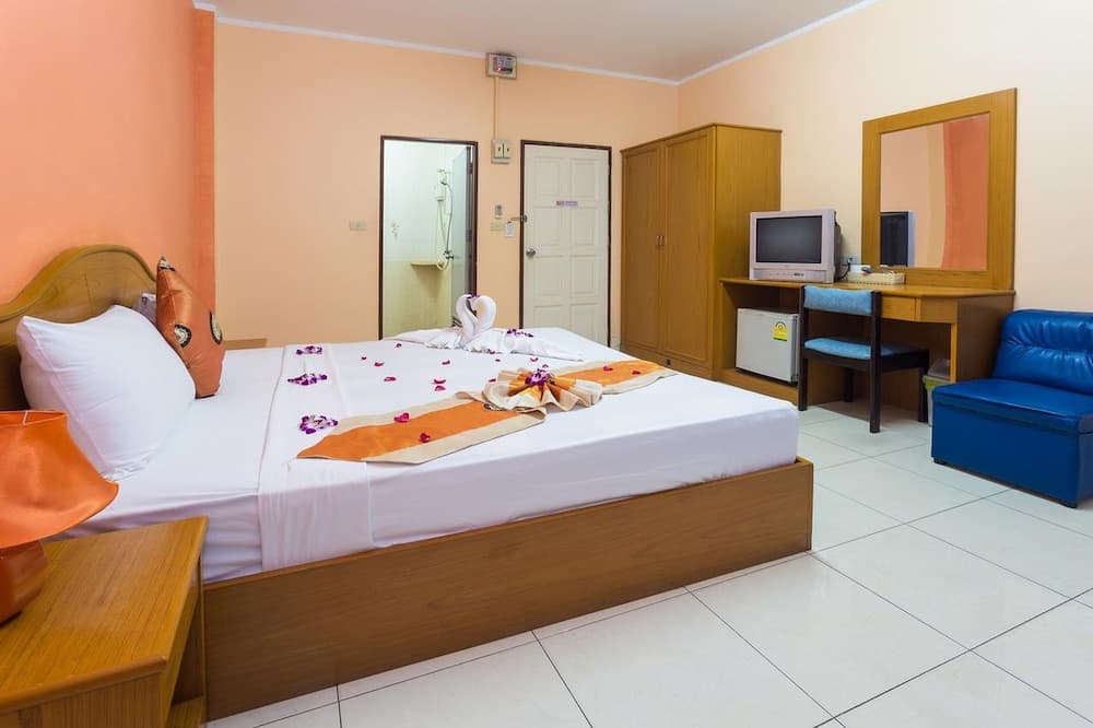 Room in Guest Room - Bucintoro Restaurant & Guesthouse Belvedere - 10 Minutes From Patong Beach