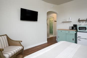 Charming Studio near Downtown! CDC Sanitized!