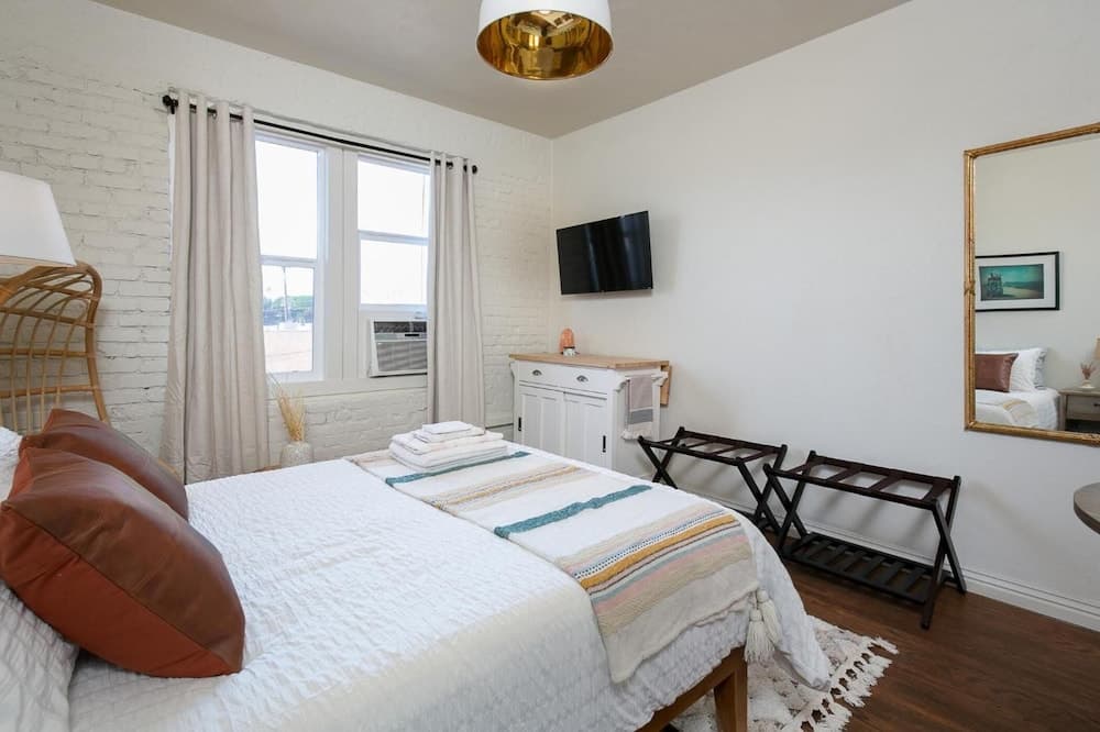 Beautiful Studio Near Hollywood! Sleeps 2!