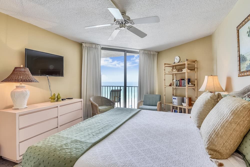 Summerhouse by Book That Condo