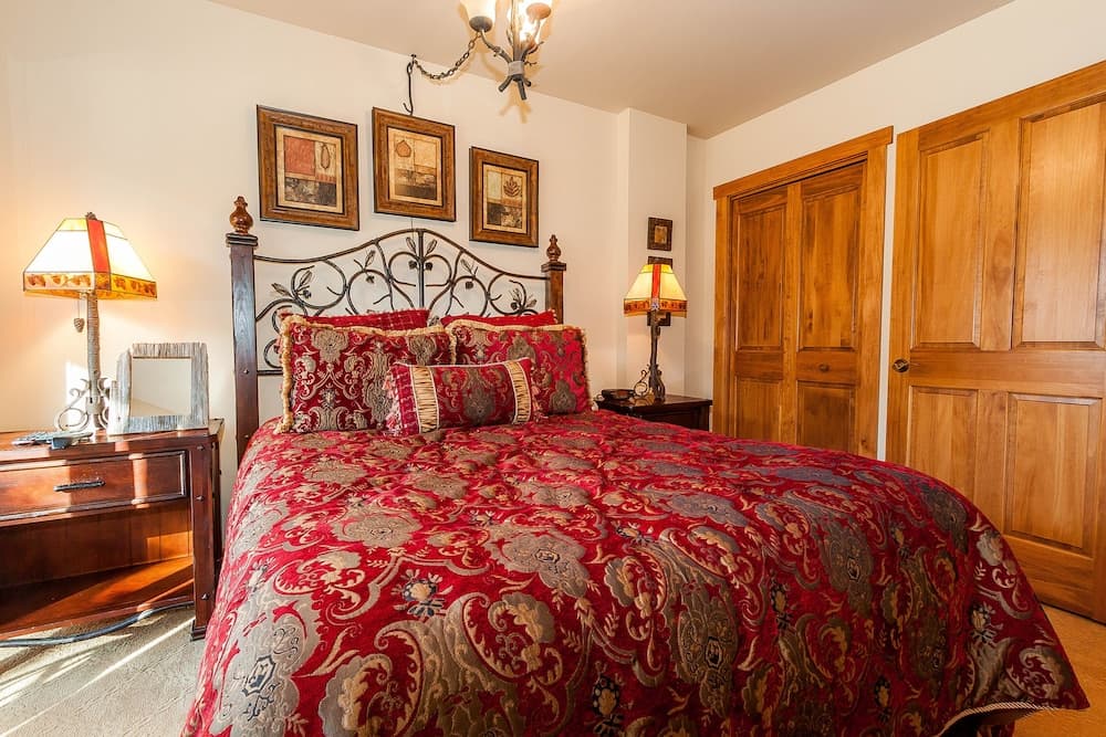 Red Hawk Lodge by Summit County Mountain Retreats