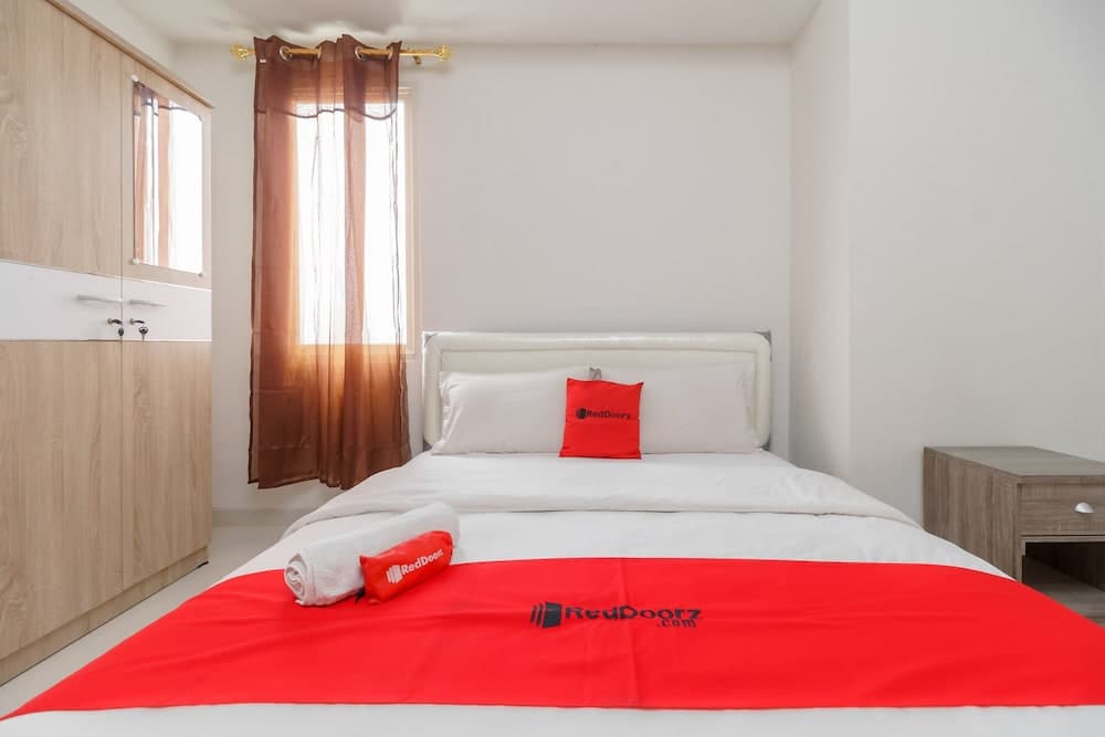 RedDoorz Apartemen @ Green Lake View Cimanggis