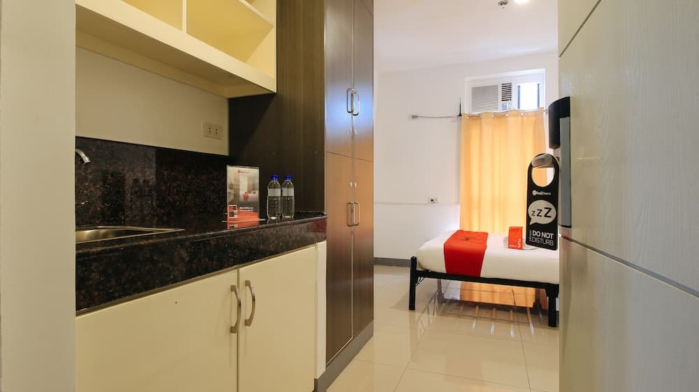 RedDoorz Plus @ Jardin Suites Guadalupe Nuevo