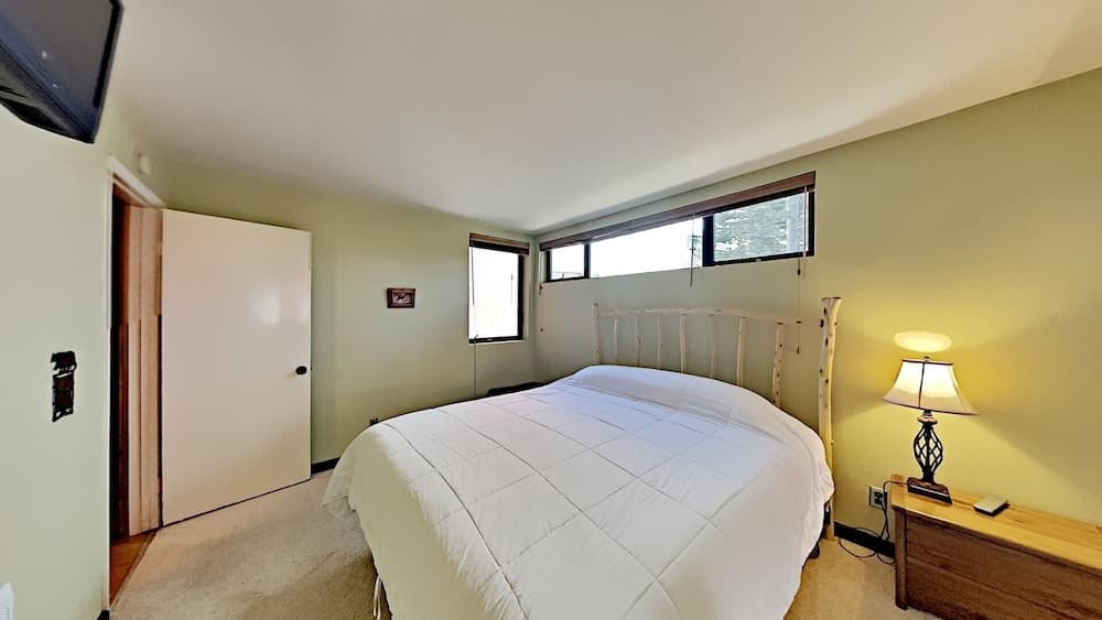Two Bedroom Units at 1849 Condos with 3 Hot Tubs & Slopeside