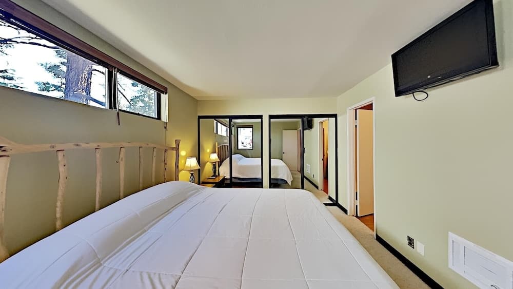 Two Bedroom Units at 1849 Condos with 3 Hot Tubs & Slopeside