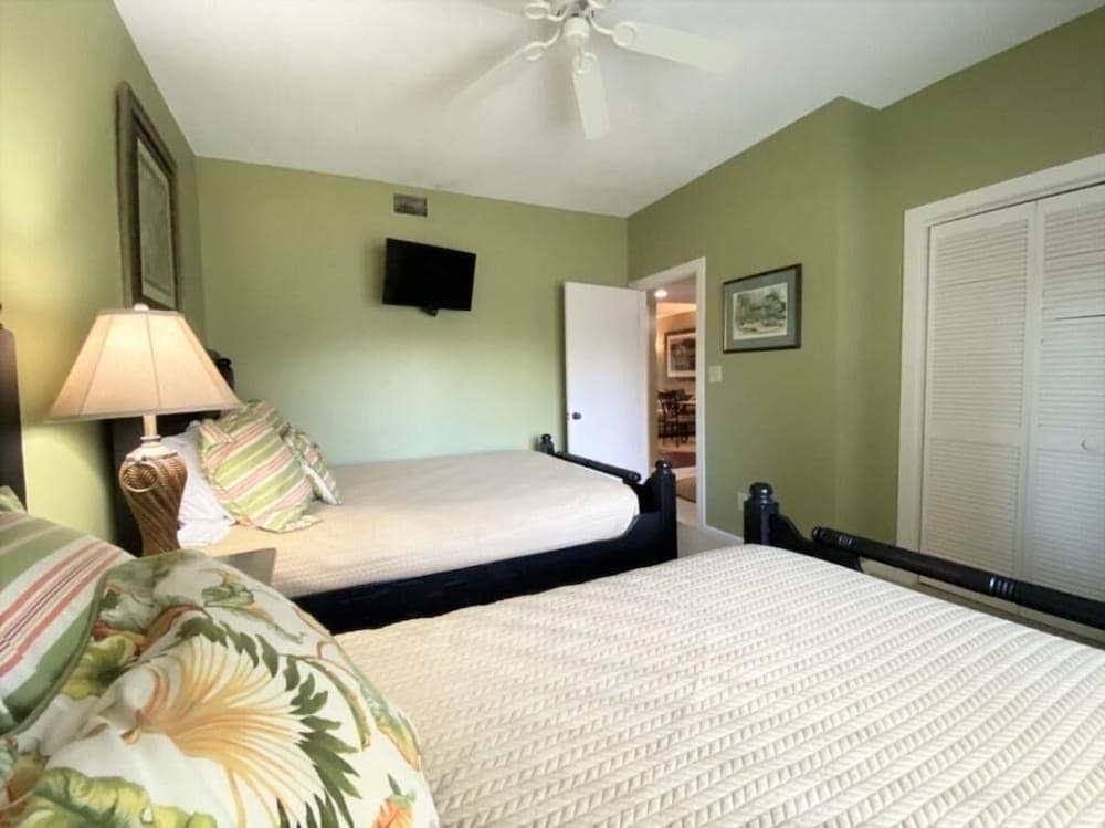 Beautiful Furnishings! Great Location!