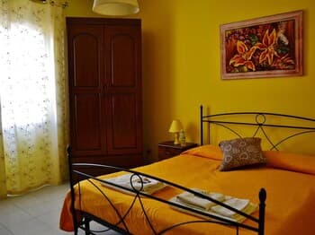 Yellow Room - B b S Elia